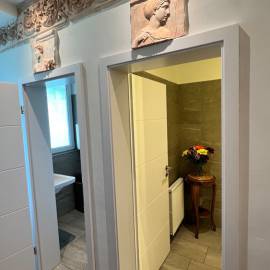 WC immer mit frischen Blumen